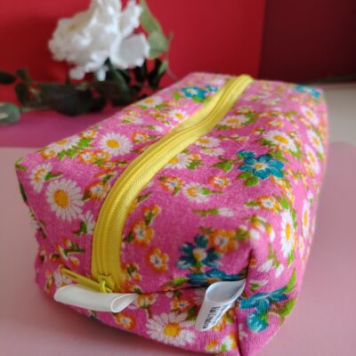 Trousse de rangement/moyen modèle/tissu crêpe rose vif/tissu vintage/pâquerettes