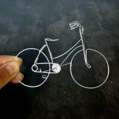 Vélo de ville miniature en fil de fer