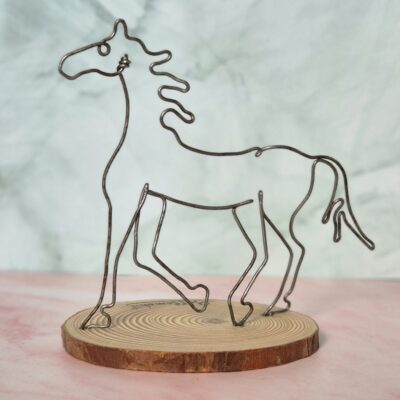 Sculpture de cheval miniature sur socle