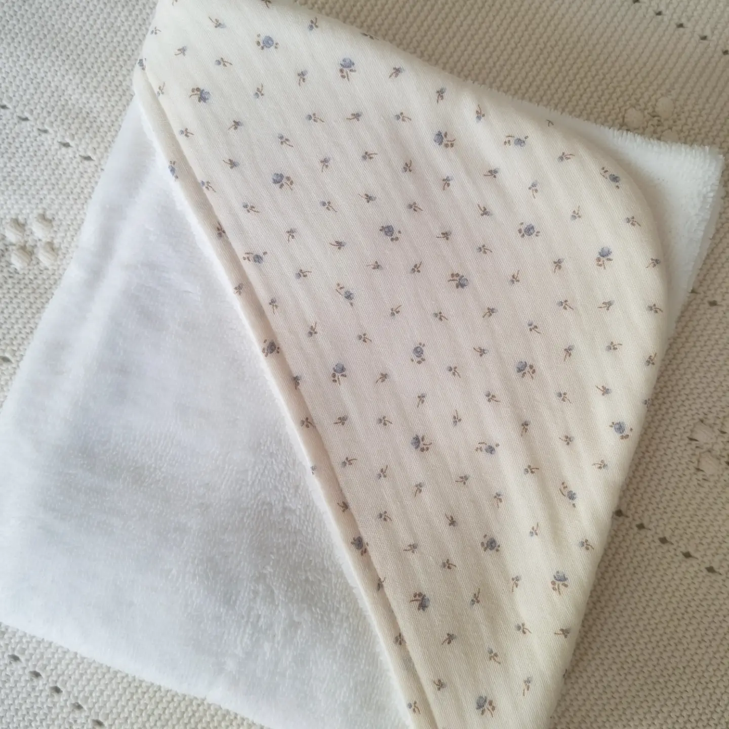 Cape de bain imprimé petites fleurs bleues et noisettes – Image 3