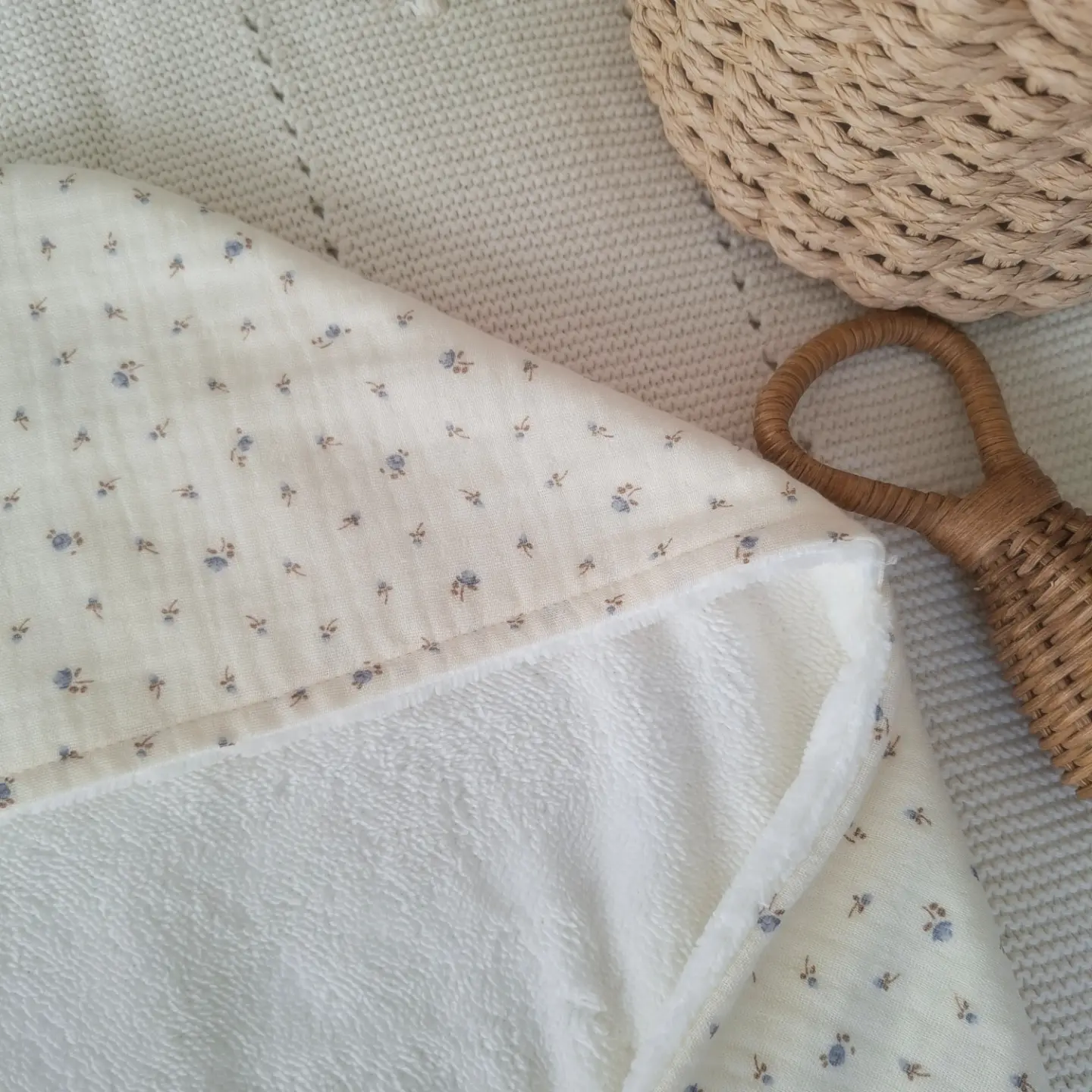 Cape de bain imprimé petites fleurs bleues et noisettes – Image 5