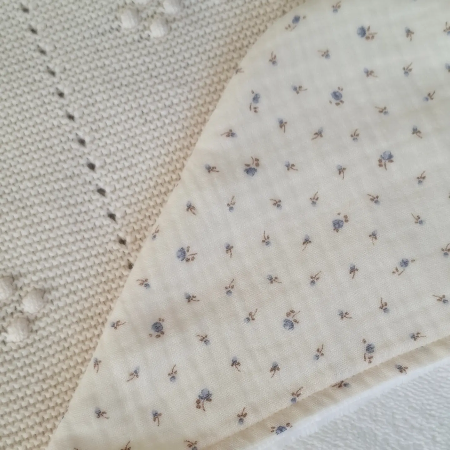 Cape de bain imprimé petites fleurs bleues et noisettes – Image 4