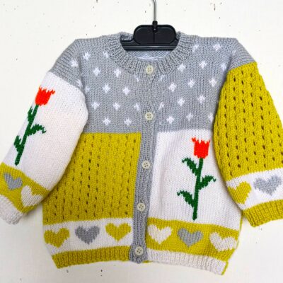Gilet tricot pour bébé , fait main, avec des fleurs brodées