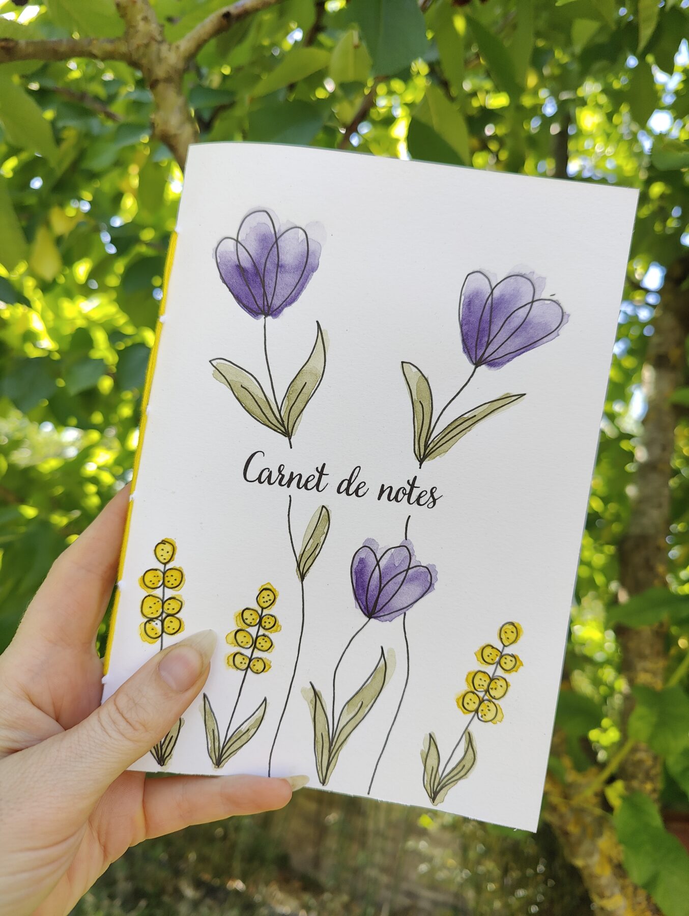 Lot de 2 carnets artisanaux à l’aquarelle – Fleurs violettes et jaunes (A5 + A6) – Uniques et faits pour vous – Image 4