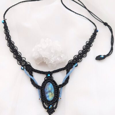 Collier macramé noir et bleu avec cabochon labradorite bleue