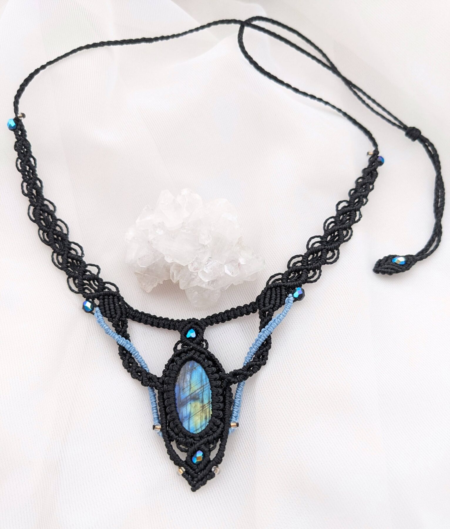 Collier macramé noir et bleu avec cabochon labradorite bleue