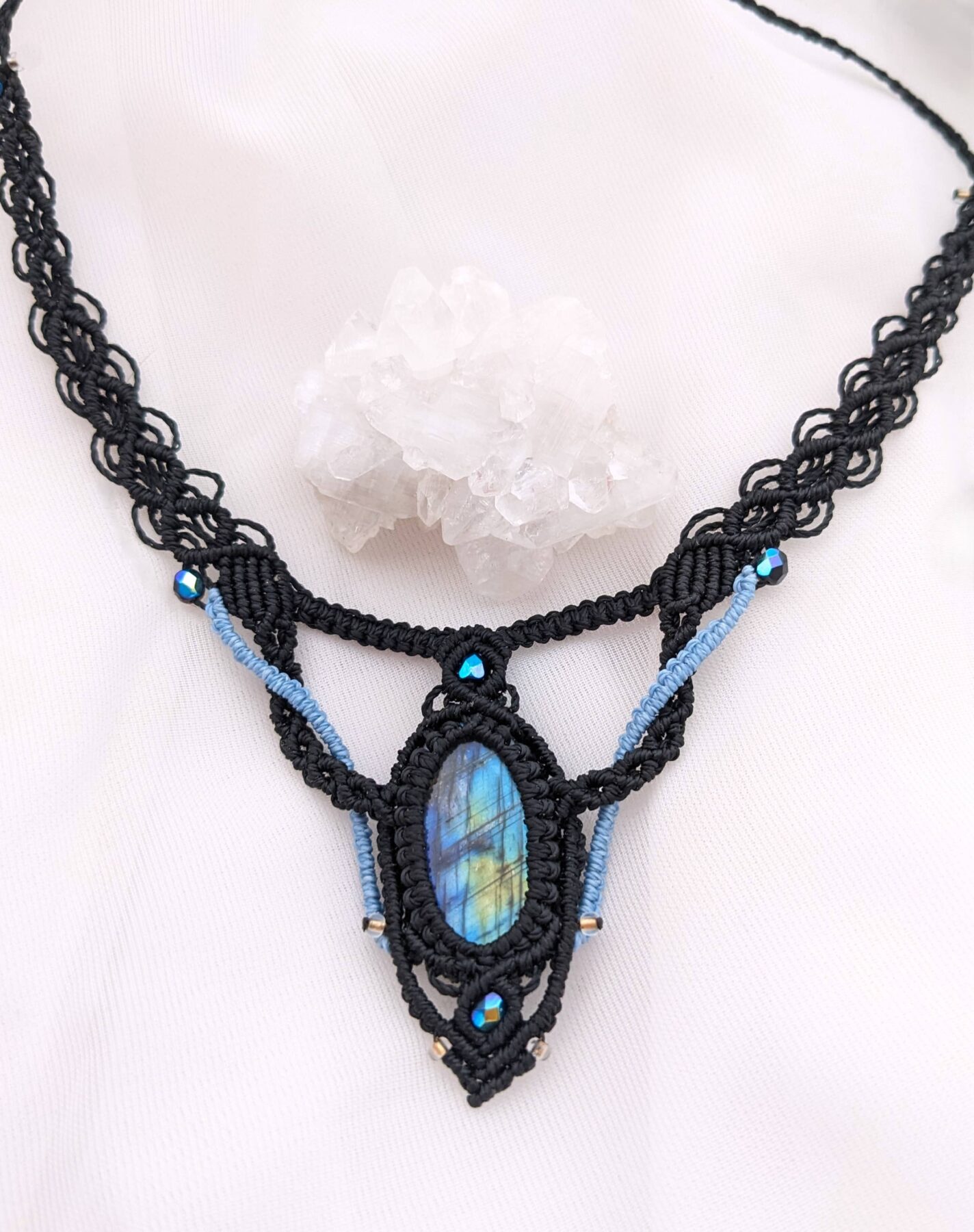 Collier macramé noir et bleu avec cabochon labradorite bleue – Image 2
