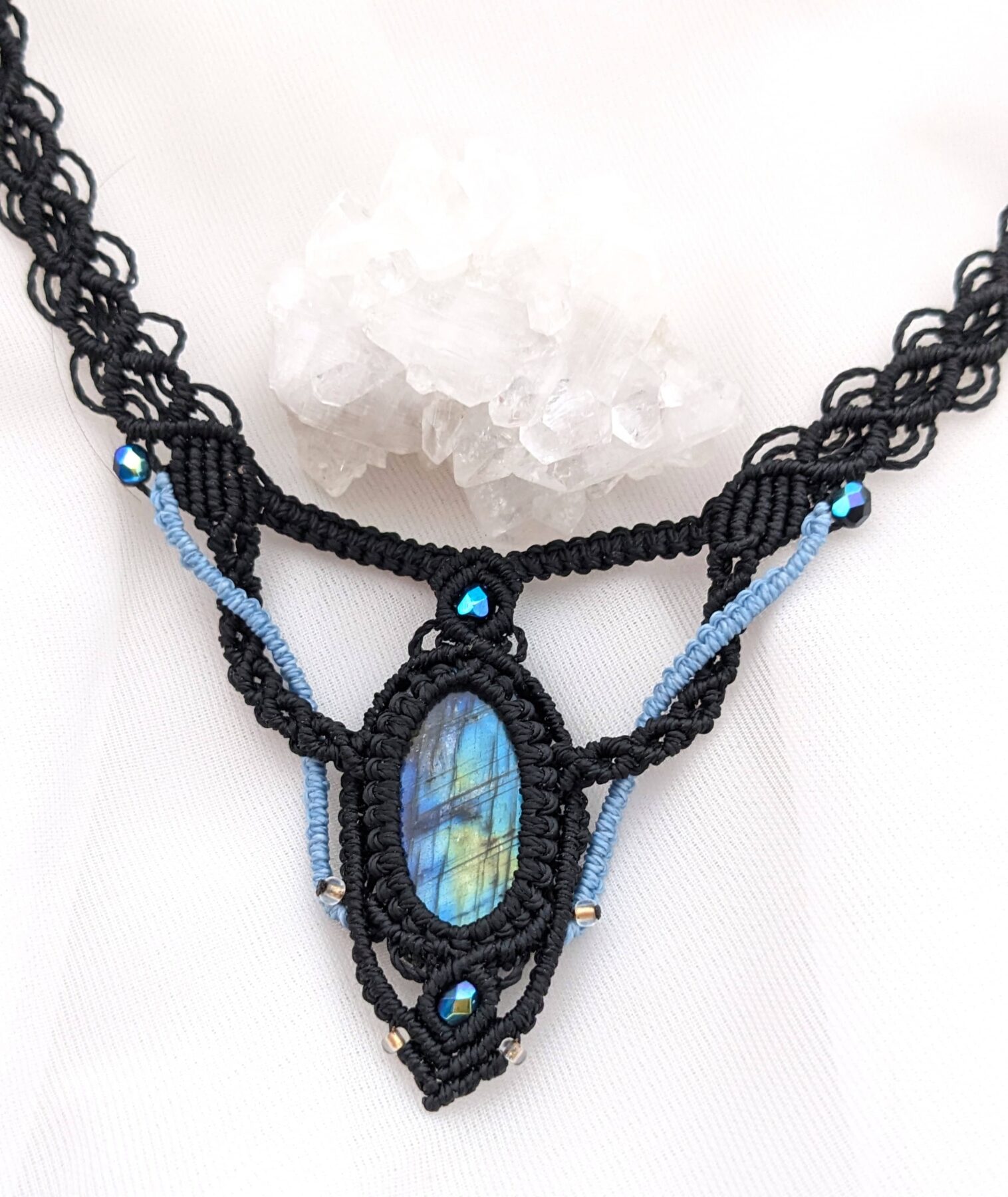 Collier macramé noir et bleu avec cabochon labradorite bleue – Image 3