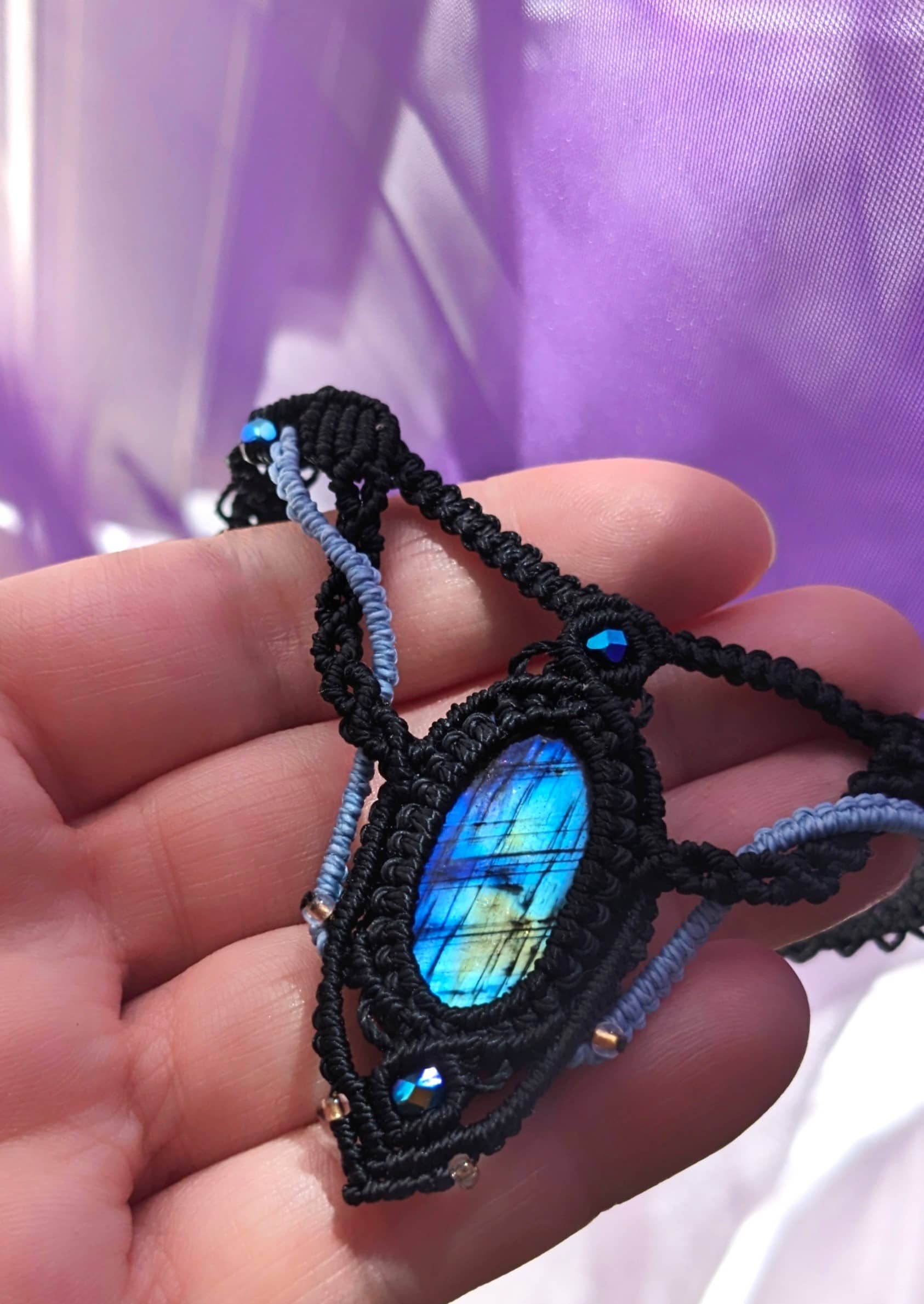Collier macramé noir et bleu avec cabochon labradorite bleue – Image 4