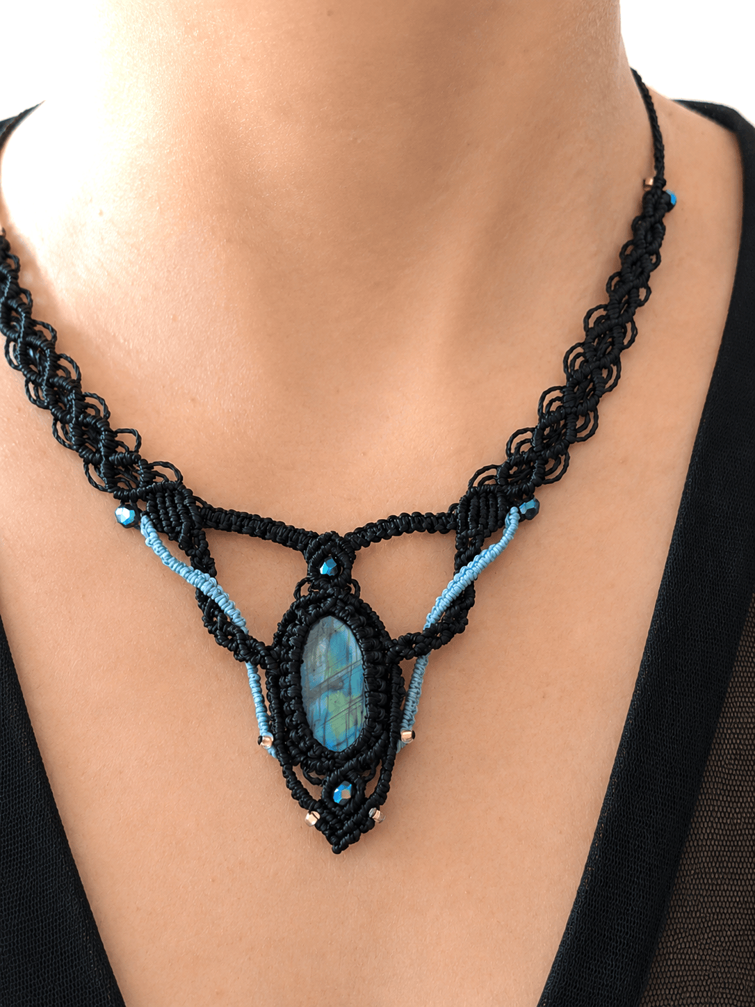 Collier macramé noir et bleu avec cabochon labradorite bleue – Image 5