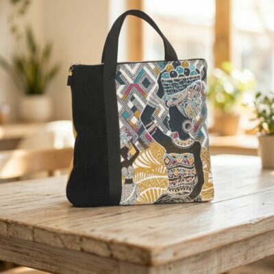 Le sac à main Naiden Jacquard africain posé sur une table