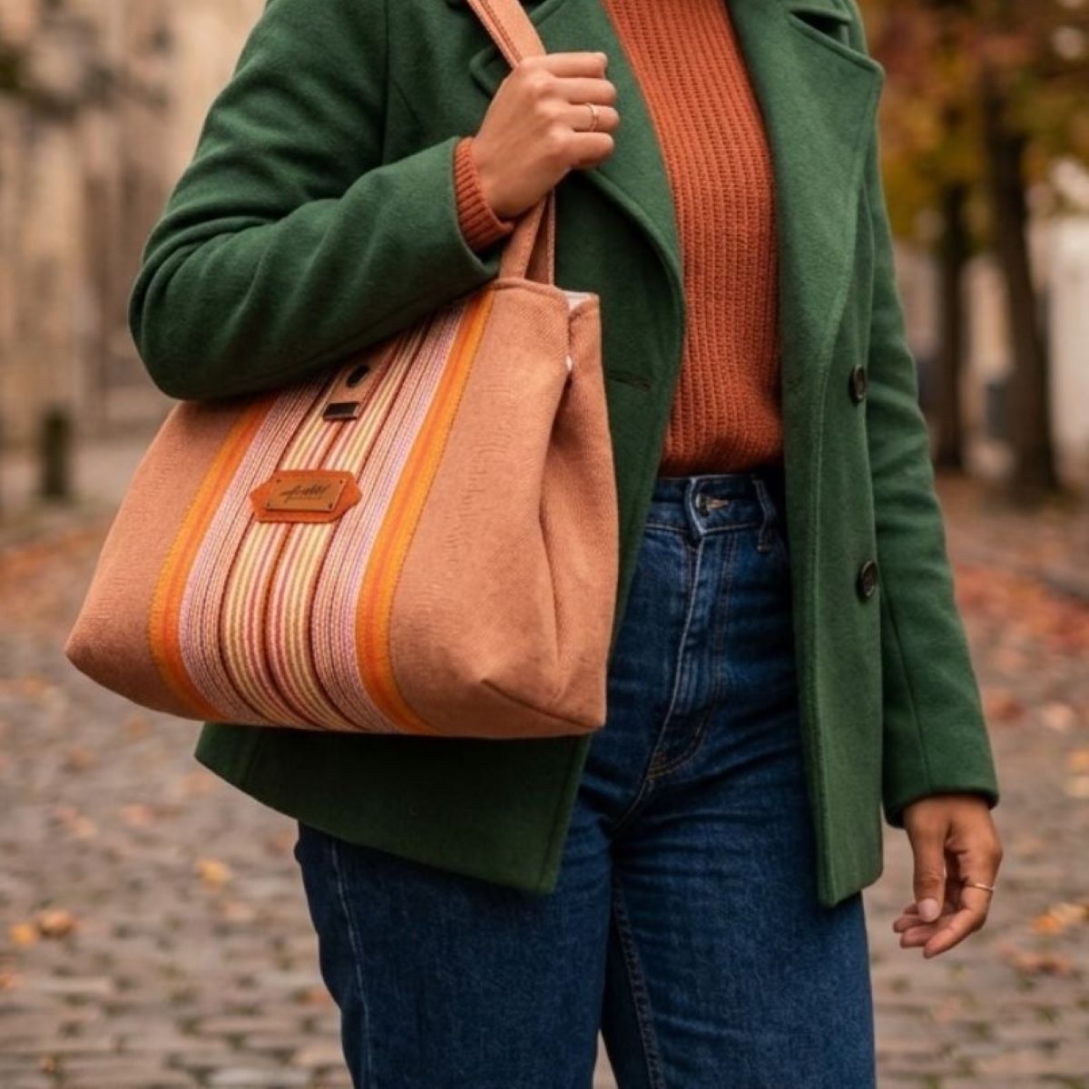 Le sac pochon Eden porté épaule (image IA)