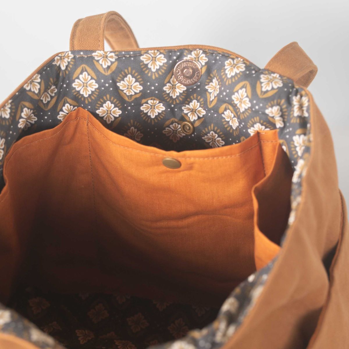 Intérieur du sac enara camel, poches et doublure