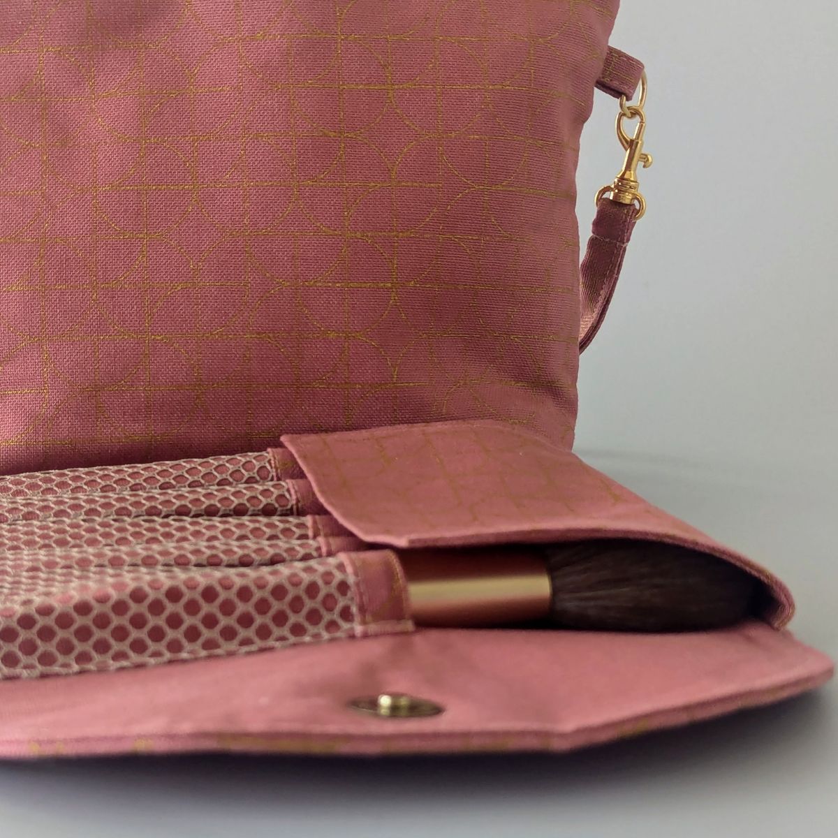 Trousse maquillage rose , zoom sur les pinceaux rangés sous le rabat