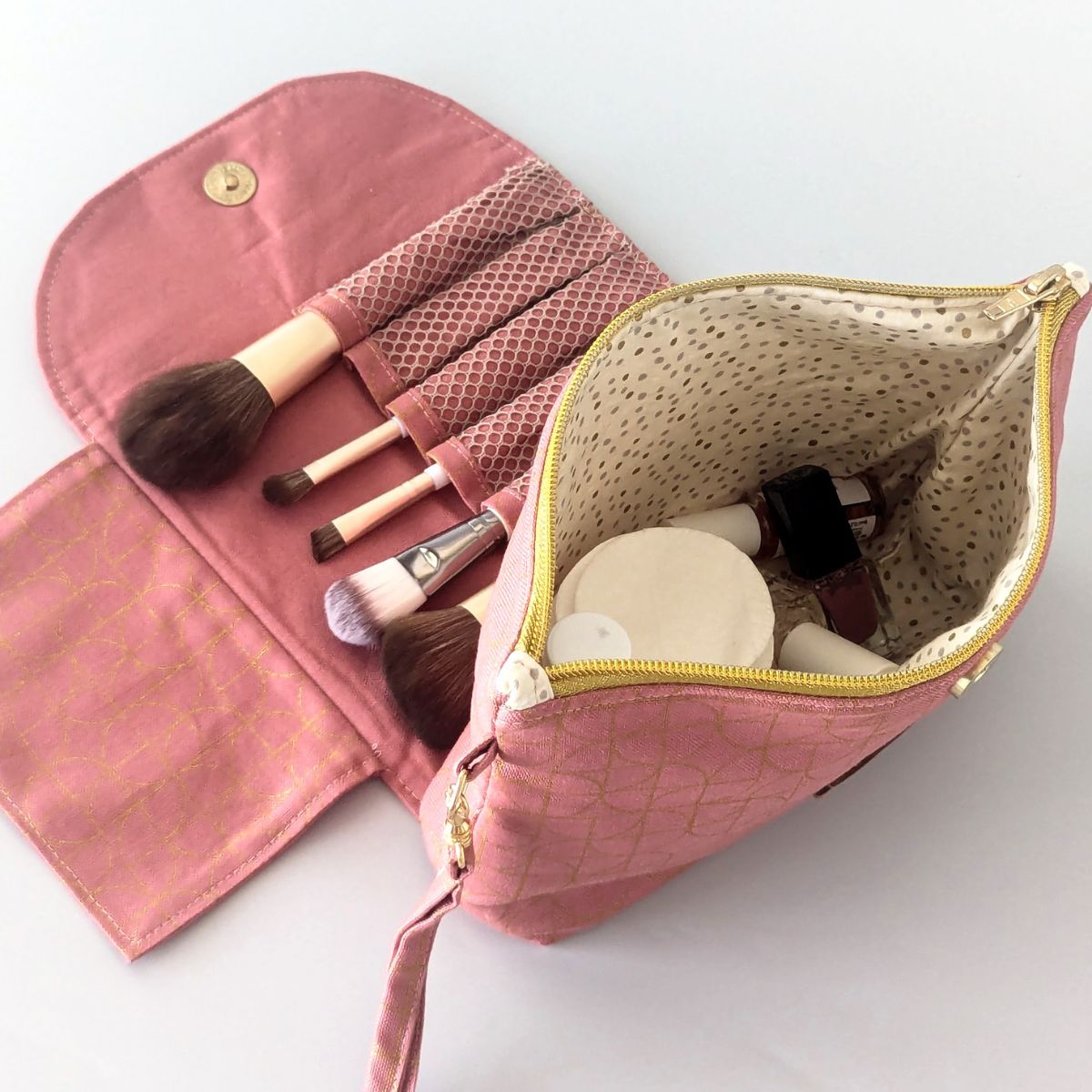 Trousse maquillage rose ouverte garnie de ses produits