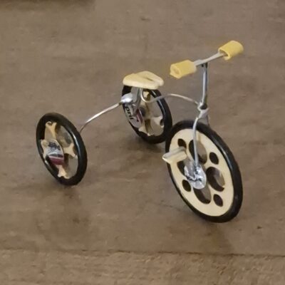 Tricycle miniature en fil de fer et bois