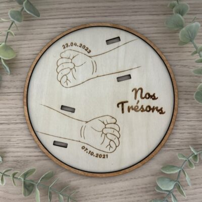 Décoration de naissance en bois personnalisée
