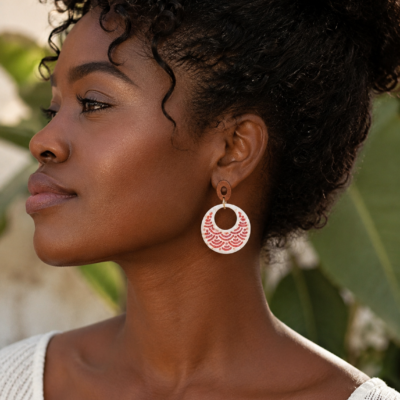 Boucles d’oreilles « Lune Océane » en pâte polymère beige naturel