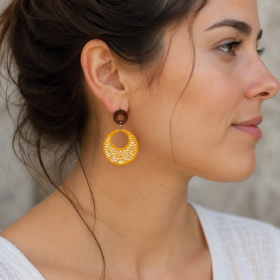 Boucles d’oreilles « Lune Océane » en pâte polymère moutarde