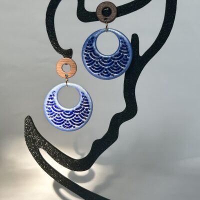 Boucles d’oreilles « Lune Océane » en pâte polymère bleu clair irisé