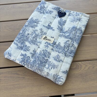 Pochette protèges tablette/liseuse et livres. En tissus Moletonné toile de Jouy bleu