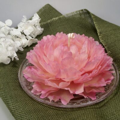 Bougie Pivoine en Cire d’Abeille – Sculptée à la Main