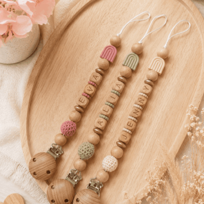 attache tetine arc en ciel perle crochet