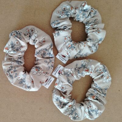 chouchou beige marguerites blanches vue de dessus