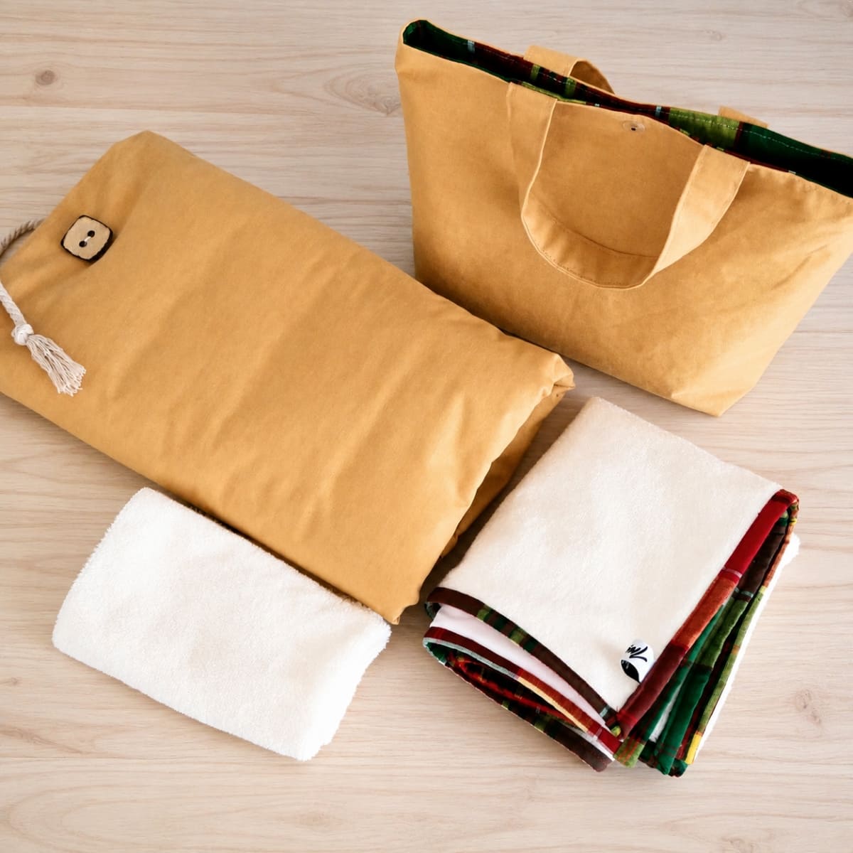 Le kit complet du Ti'Posé jaune : tapis, sac, alèse, serviette.