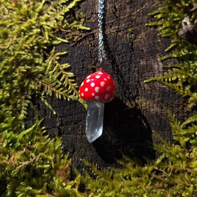 Collier Champignon Amanite Magique et Cristal de Quartz - Bijou Féérique Fait Main - Gothique Forestier
