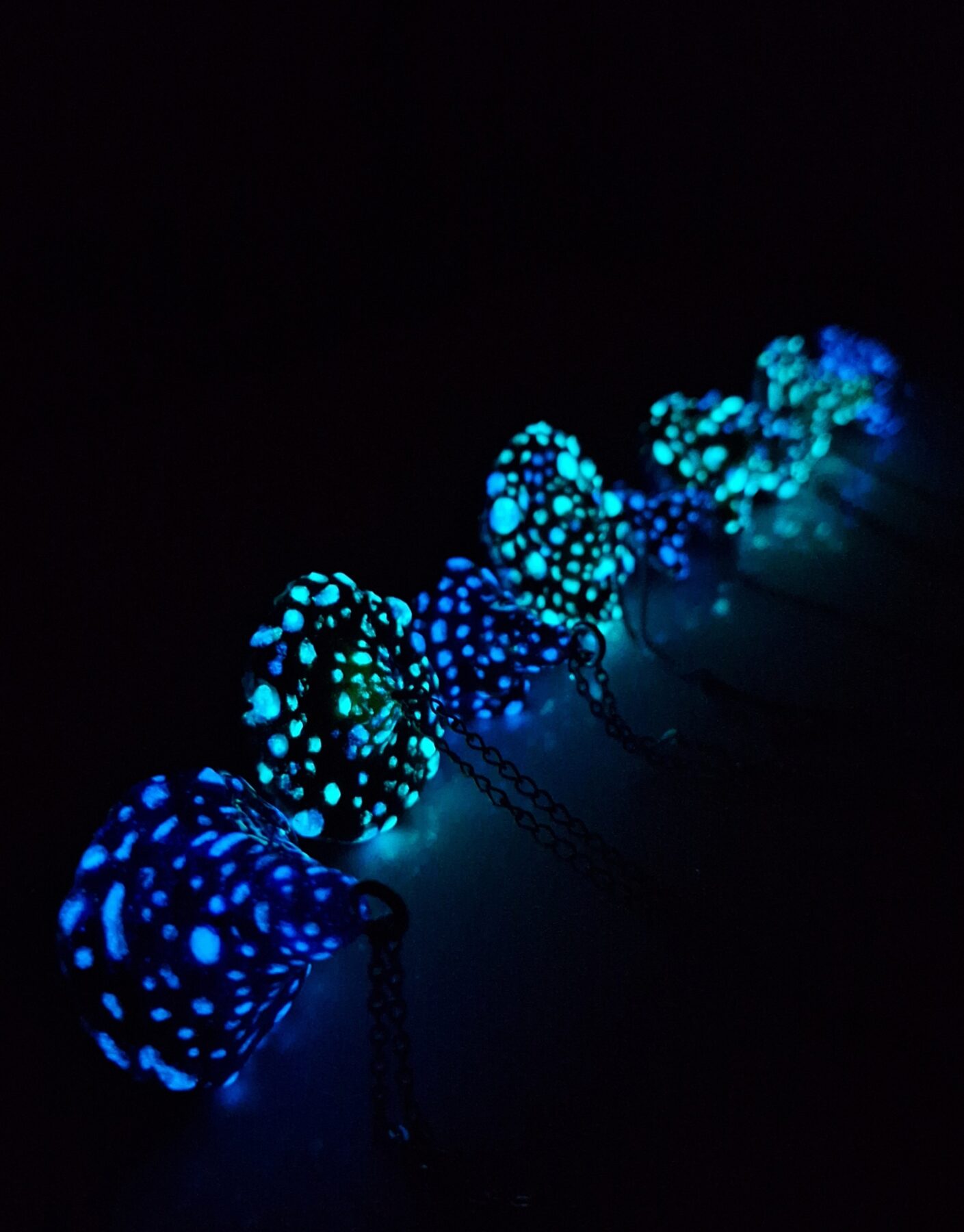 Collier champignon magique phosphorescent - Pendentif en quartz et résine, art psychédélique et féerique, fait main – Image 2