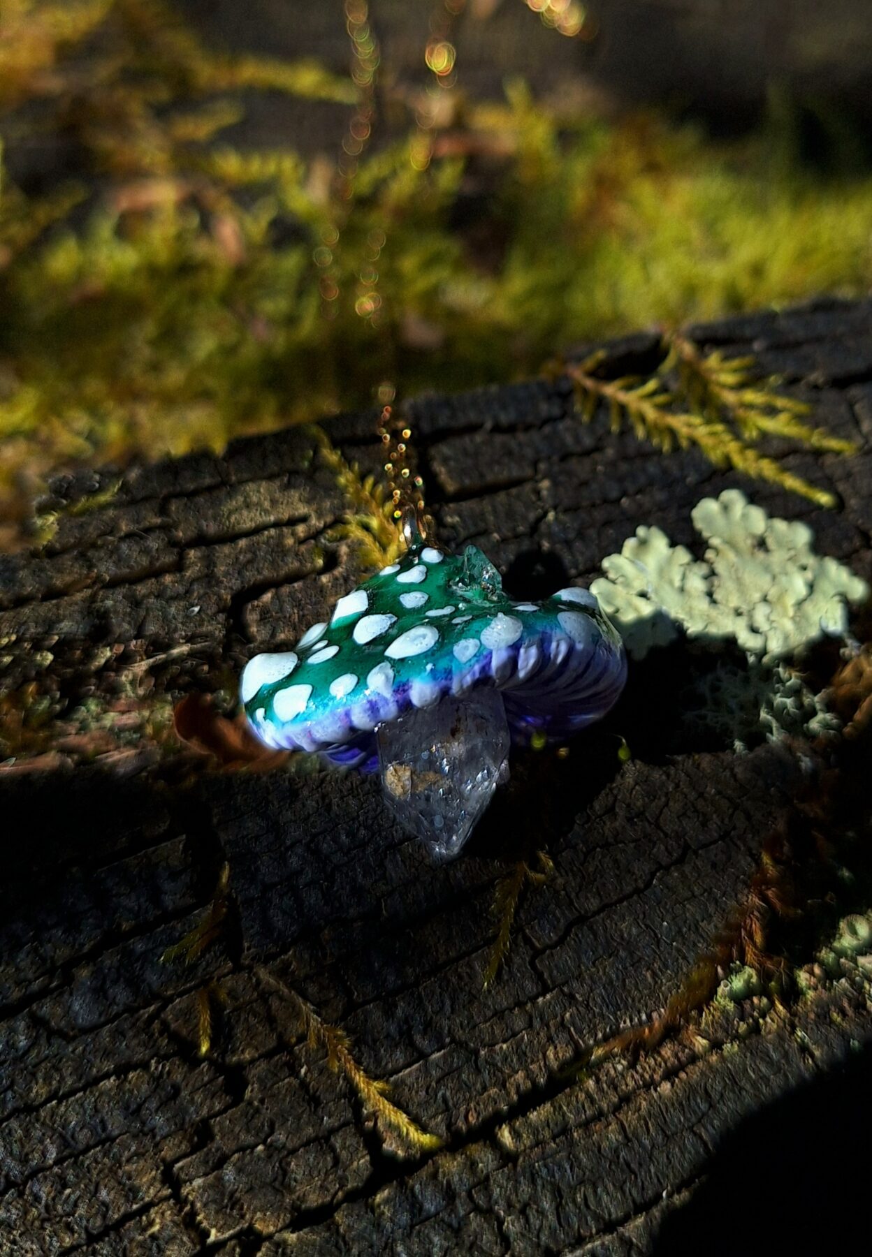 Collier champignon magique phosphorescent - Pendentif en quartz et résine, art psychédélique et féerique, fait main