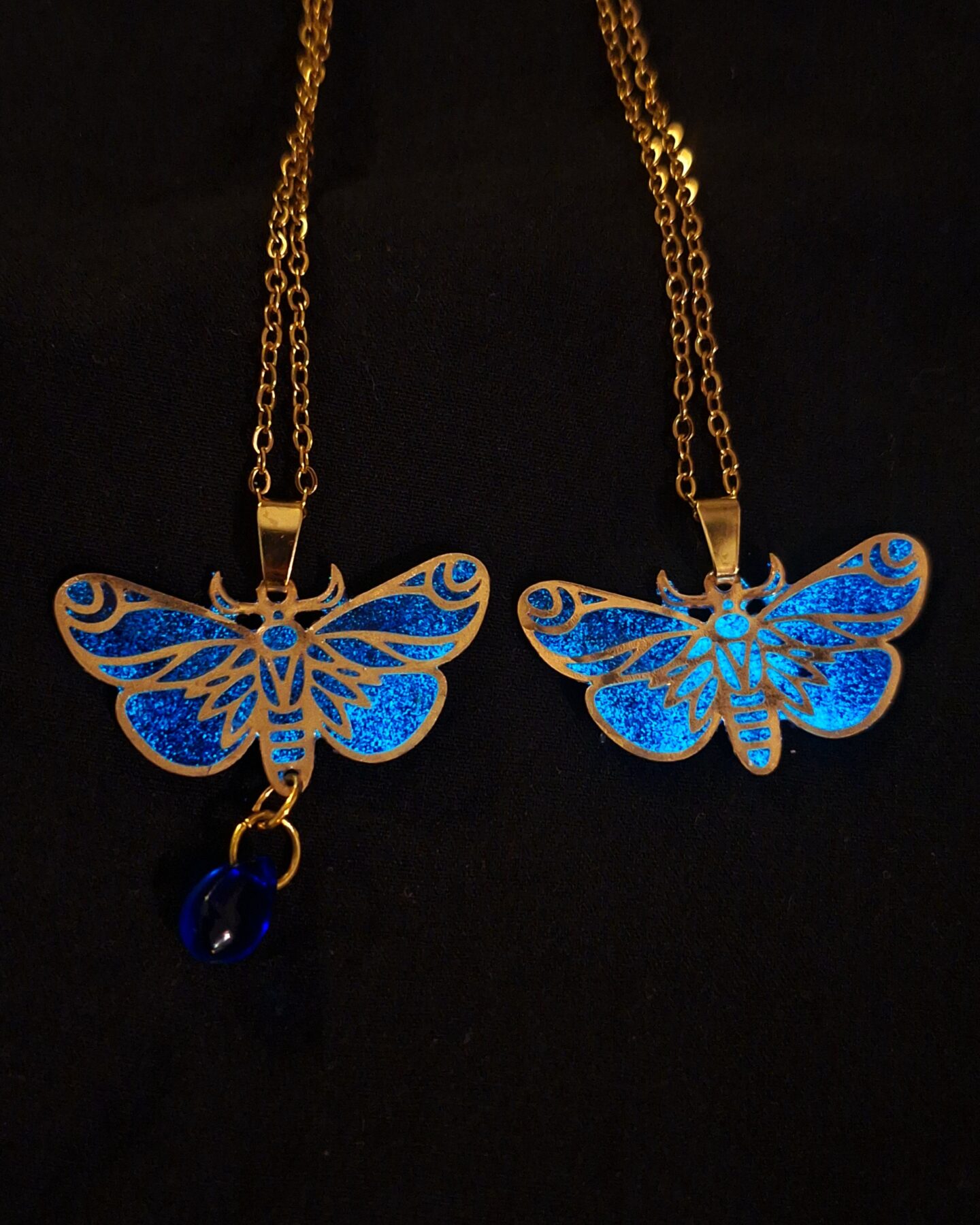 Collier Papillon ou Moth Fluorescent en Résine et Acier Inoxydable – Bijou Fantaisie Fait Main, Style Cottagecore et Féerique – Image 2