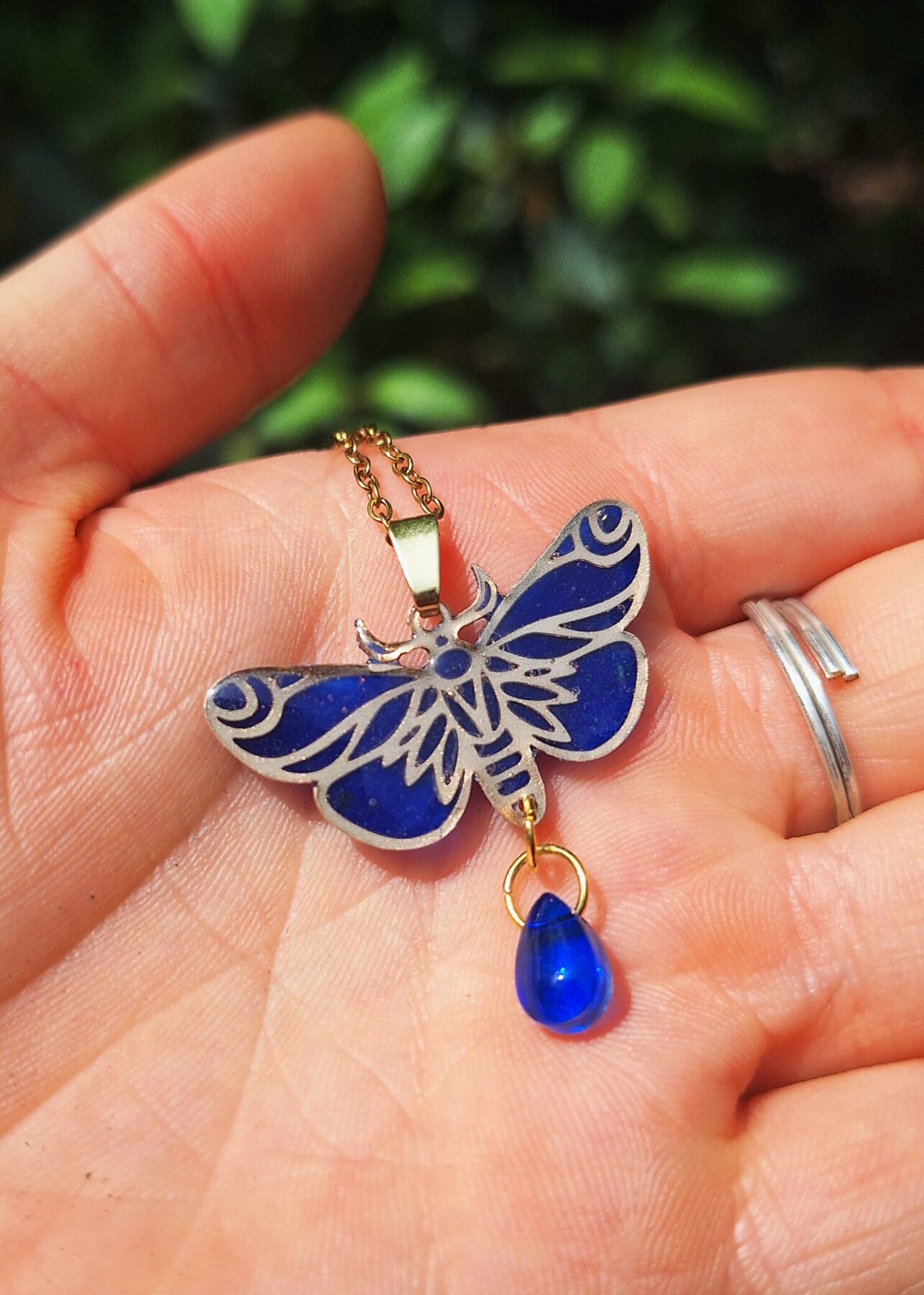 Collier Papillon ou Moth Fluorescent en Résine et Acier Inoxydable – Bijou Fantaisie Fait Main, Style Cottagecore et Féerique
