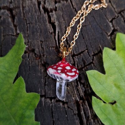 Pendentif champignon amanite luminescent en quartz et résine – Bijou artisanal