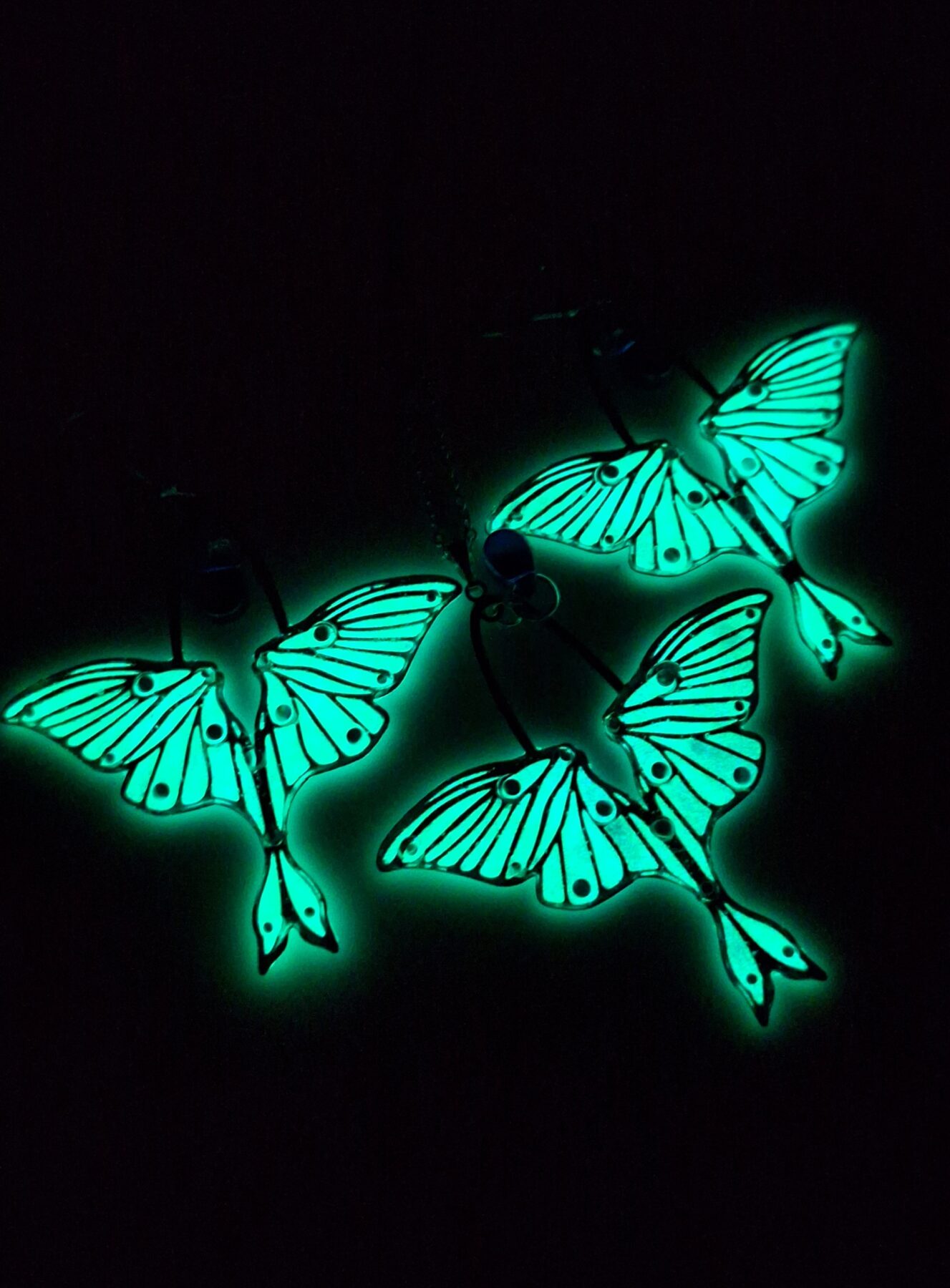 Parure de bijoux papillon nocturne magique - Pendentif et boucles d'oreilles luminescents – Image 2