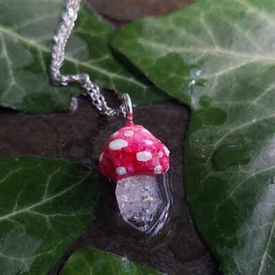 Collier Pendentif Champignon Amanite Rose et Cristal – Pièce Faite Main Lumineus