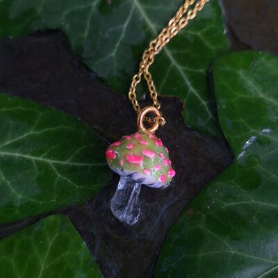 Collier Champignon Magique Luminescent - Pendentif Amanite Pantherine Réaliste avec Cristal de Quartz et Scintillement UV