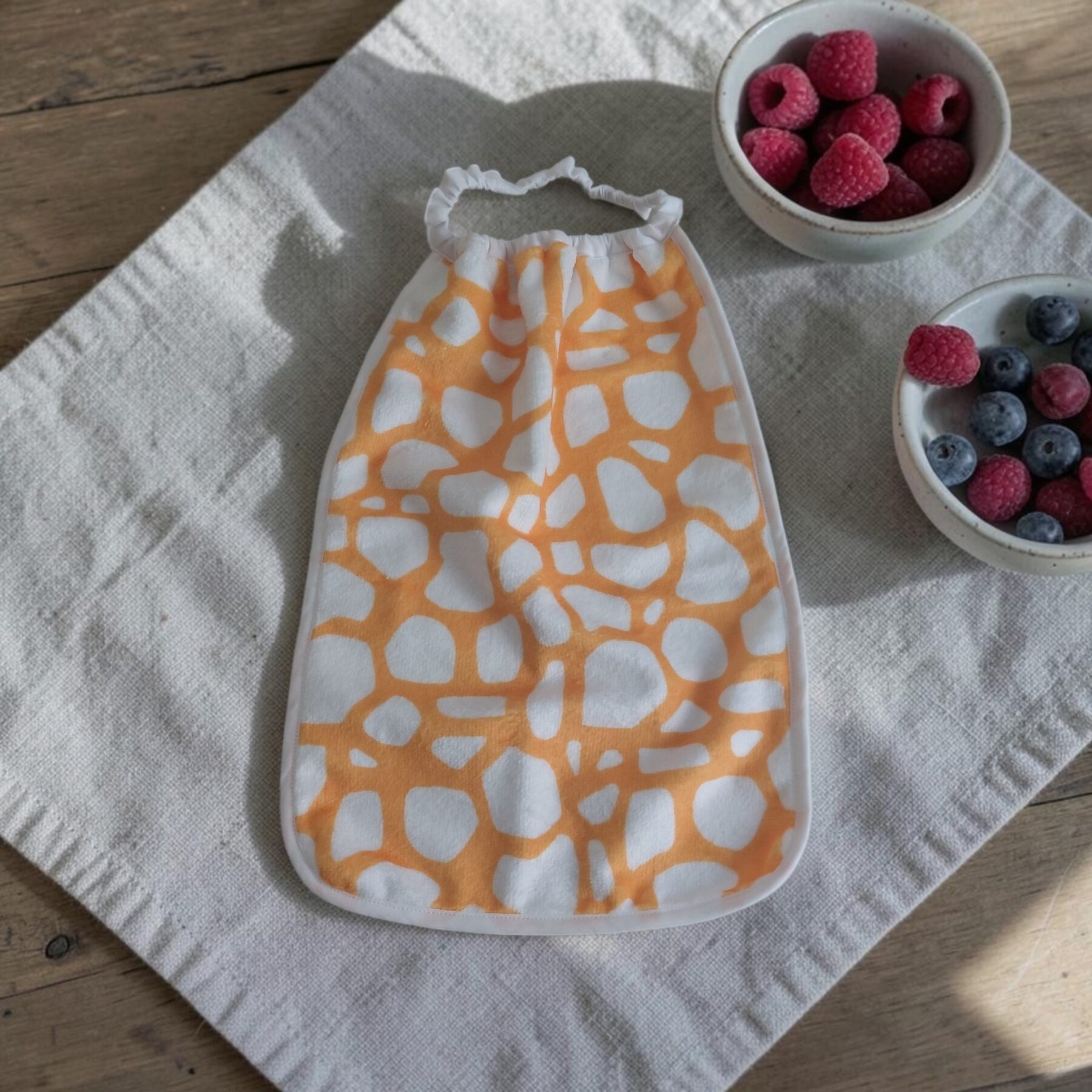 Bavoir maternelle éponge motif girafe – Fait main en France – Oeko-Tex – Image 2