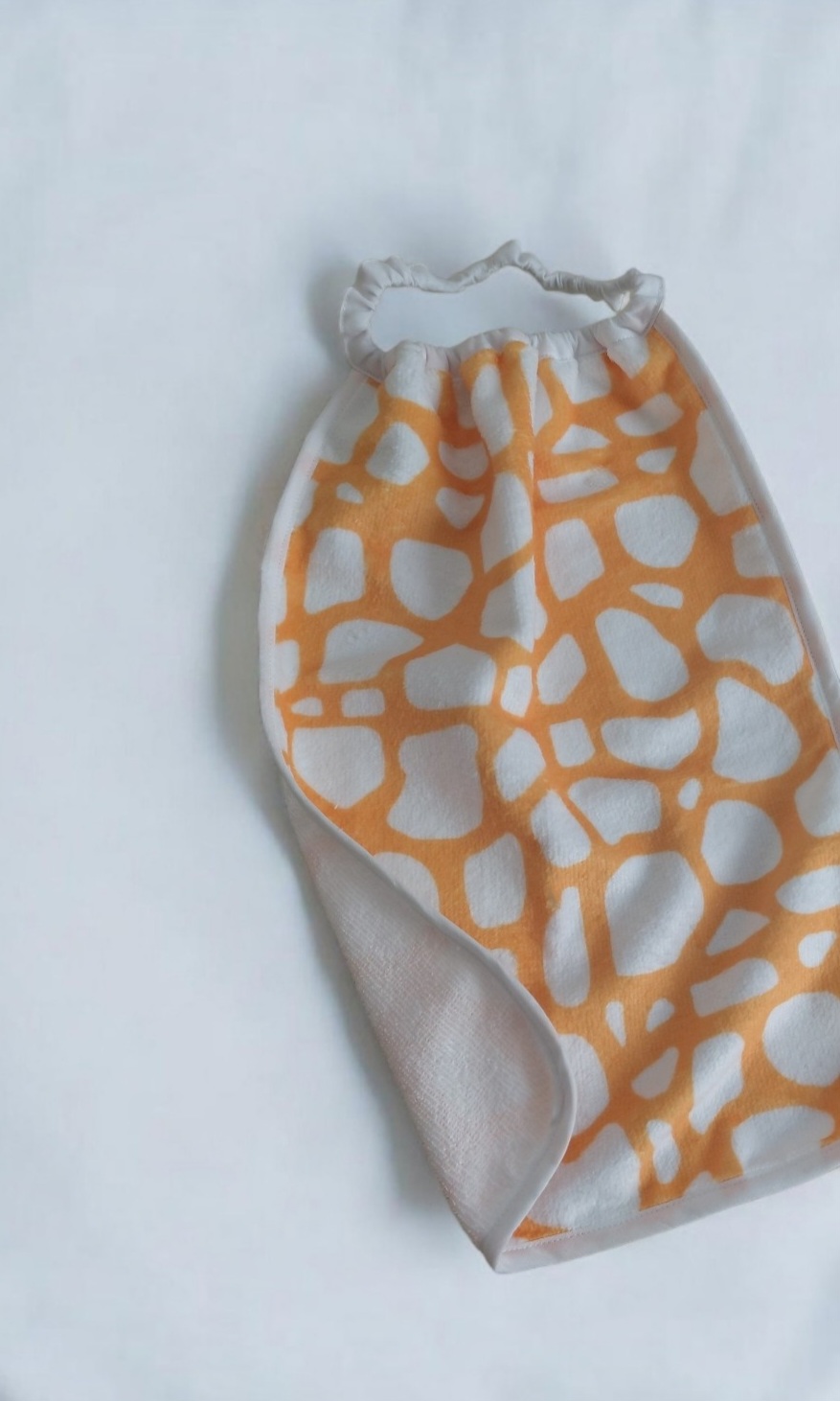 Bavoir maternelle éponge motif girafe – Fait main en France – Oeko-Tex – Image 3