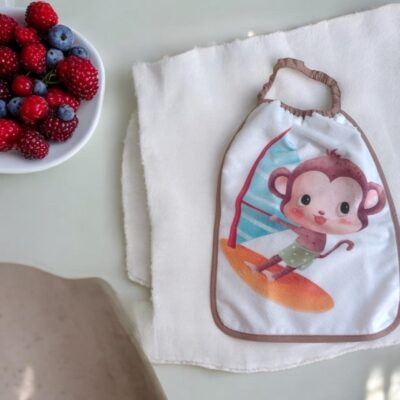 Bavoir maternelle élastique enfant – Fait main en France – Éponge Oeko-Tex – Motif singe surf