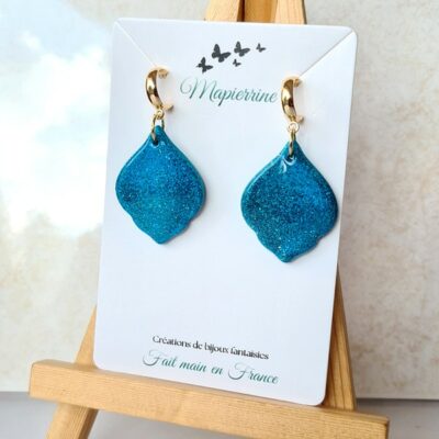 Boucles d'oreille femme fait main en pâte polymère pailletée bleu et résine