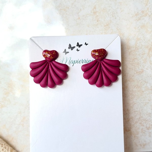 Boucles d'oreille femme fait main en pâte polymère et résine pailletée cœur Bordeaux – Image 3
