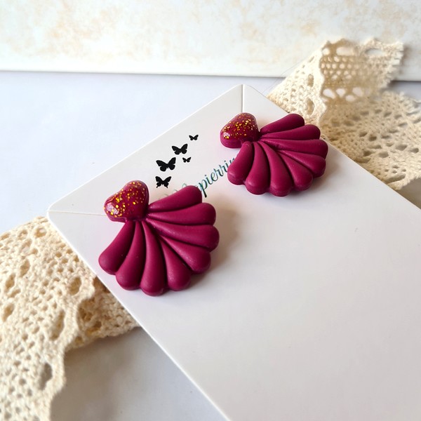 Boucles d'oreille femme fait main en pâte polymère et résine pailletée cœur Bordeaux – Image 2