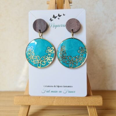 Boucles d’oreille femme fait main en pâte polymère, attache bois et breloque acier inoxydable Médaille fleurie doré et bleu