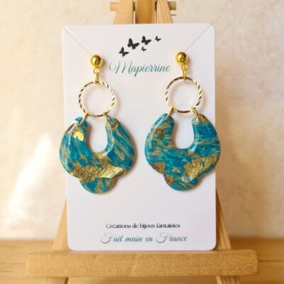 Boucles d’oreille femme fait main en pâte polymère résinée et acier inoxydable Chamarré turquoise, doré, ocre