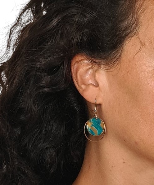 Boucles d'oreille femme fait main en pâte polymère et acier inoxydable Marbré turquoise ocre B – Image 4