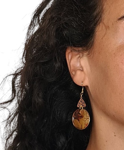 Boucles d'oreille femme fait main papier résiné et acier inoxydable Feuille dorée – Image 4