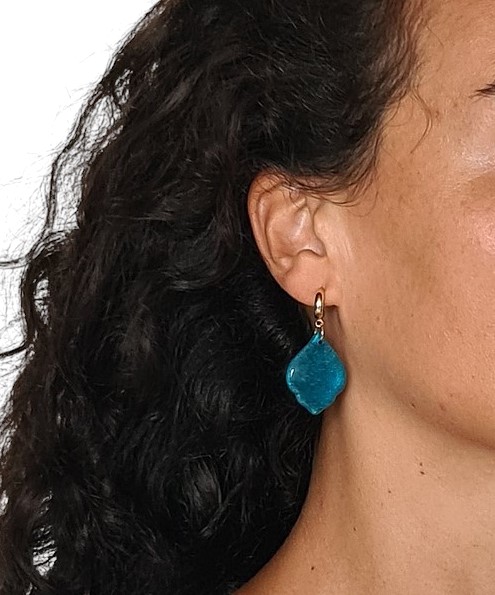 Boucles d'oreille femme fait main en pâte polymère pailletée bleu et résine – Image 4