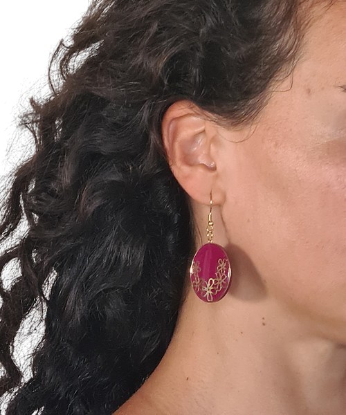 Boucles d'oreille femme fait main en pâte polymère et breloque acier inoxydable Médaille fleurie doré et Bordeaux – Image 4